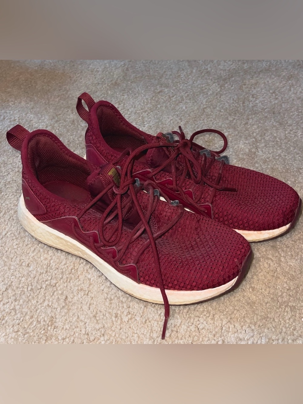 Women’s puma soft foam+ size 8.5 is stretchy. Good condition.